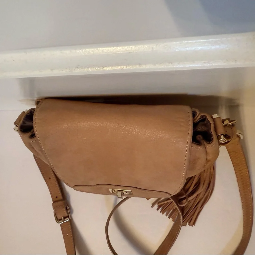VINCE CAMUTO BAG CROSSBODY TAN LEATHER SHIMMER GOLD TONE HARDWARE FLAP CLOSE